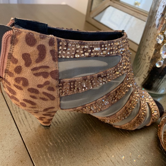 Shoes - never worn feels more like size 8- - Picture 5 of 5